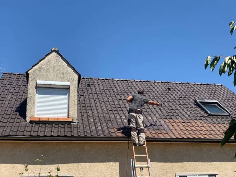 Artisan couvreur NETOIT 33 travaillant sur un toit à Bordeaux