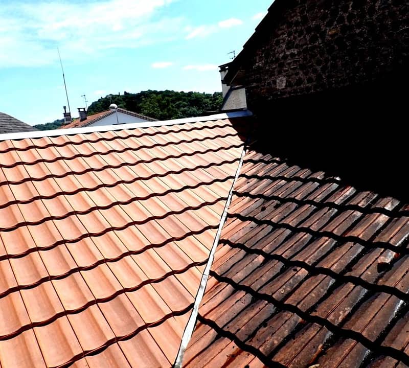 Avant et après nettoyage de tuiles de toit en Gironde
