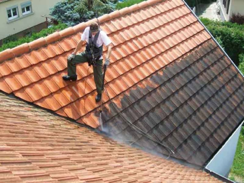 Démoussage haute pression de toiture à Arcachon