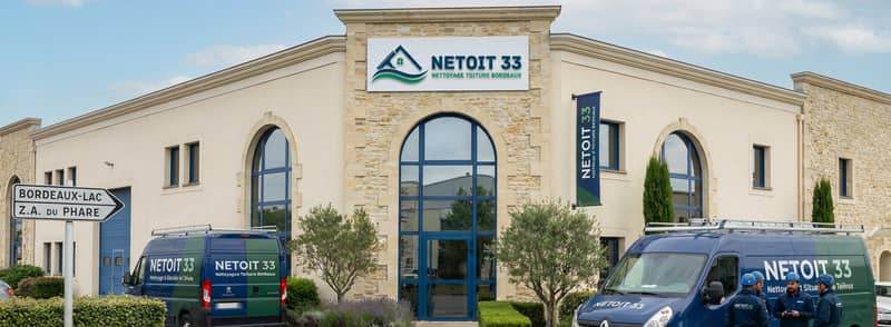 Entrepôt et siège de NETOIT 33 à Bordeaux-Lac avec les véhicules de nettoyage de toiture