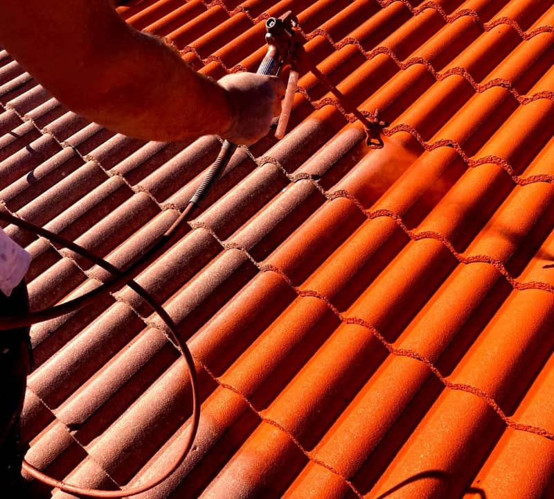 Projection hydrofuge coloré sur toiture à Bordeaux